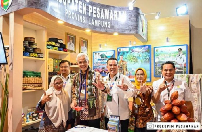 Pamerkan Tapis Dan Sulam Jelujur Pemkab Pesawaran Bawa Serta Produk Ukm Ke Apkasi Expo Di